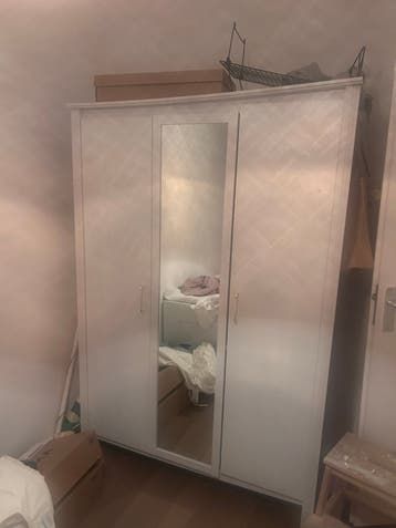 Witte kledingkast met spiegeldeur