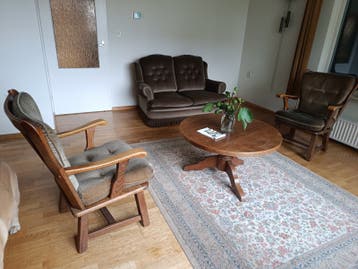 Eiken 2-zitsbank met velours kussen, 2 stoelen en salontafel