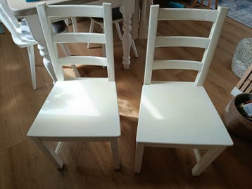 2x Witte houten stoelen - gratis af te halen