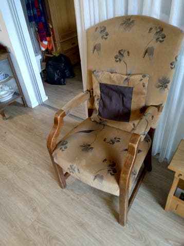 Vintage fauteuil met bloemenprint en houten armleuningen