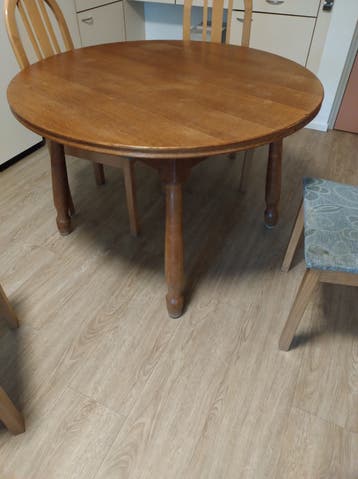 Ronde houten eettafel met 4 stoelen