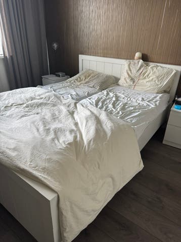 Bed 160x210 met twee enkelpersoons matrassen