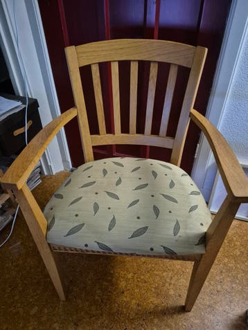 Twee beuken stoelen