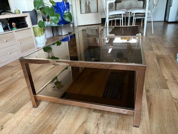 Moderne salontafel met glazen blad en metalen frame