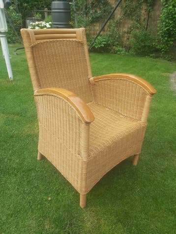 Rotan fauteuil met houten armleuningen