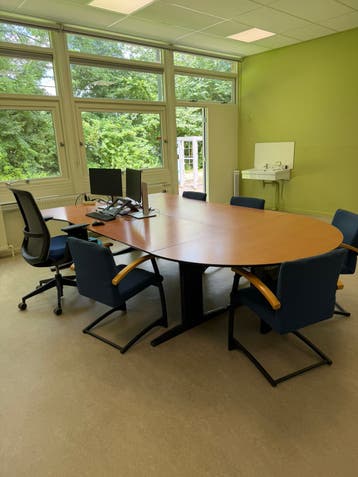 Bureau en vergadertafel