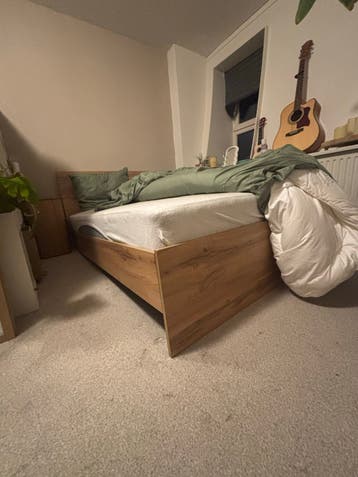 Houten bedframe met lichte beschadiging, makkelijk te fixen