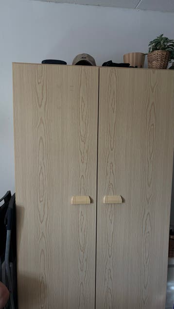 Gratis kast met hangruimte en planken