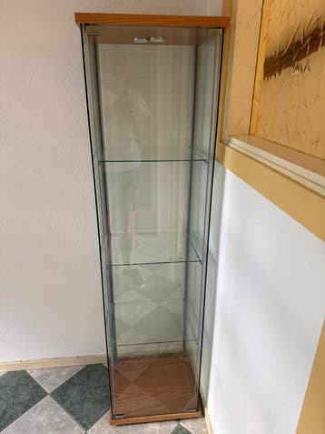 Glazen vitrinekast met verlichting, gebruikt maar goede staa