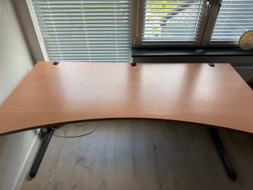 Gratis bureau - gedemonteerd en compleet