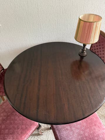 Tafel zonder stoelen Gratis