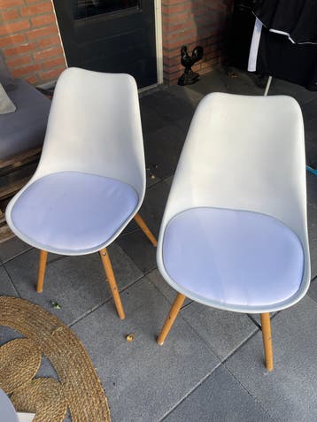 Set van 2 Witte Eetkamerstoelen met Houten Poten