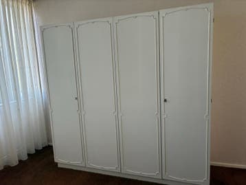 Gratis witte kledingkast