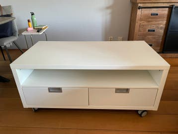 Witte lage lade tafel van Ikea.