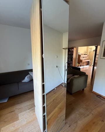 Hoge kledingkast met spiegeldeur