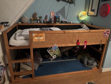 IKEA halfhoogslaper met kurkbord en krijtbord