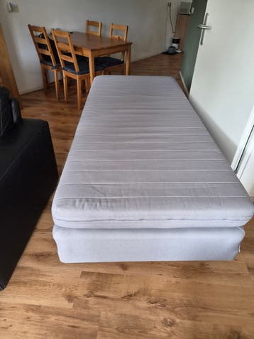 Comfortabel grijs eenpersoonsbed met matras