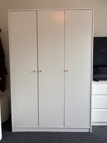 Witte kledingkast met 3 deuren en gouden knoppen