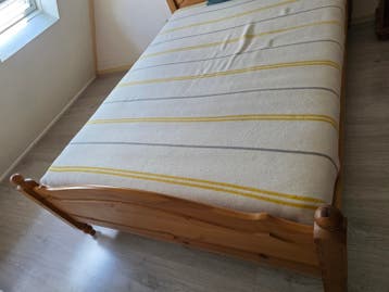 Eenpersoonsbed met nachtkastje van massief grenenhout