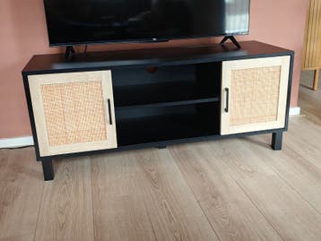 Zwart TV-meubel met rotan schuifdeuren
