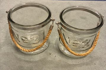 Twee decoratie bakken van glas