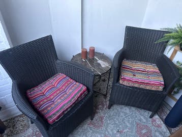 Twee comfortabele zwarte tuinstoelen