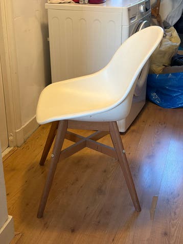 Moderne witte stoel met houten poten ( 3 stoelen)