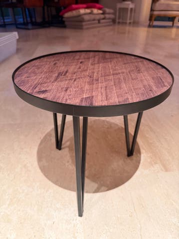 Ronde bijzettafel met houtlook blad en metalen poten