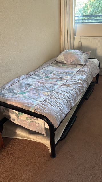 Gratis bed met nieuw matras, onder een 2de bed zonder matras