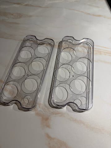 Twee eierhouders voor in de koelkast