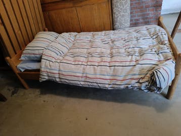 Eenpersoonsbed van grenen  nachtkastje met lattenbodem