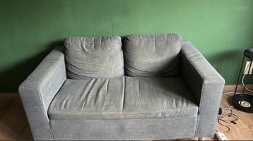 Comfortabele grijze tweezitsbank