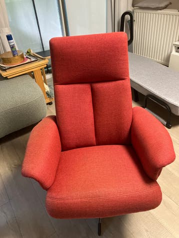 Comfortabele fauteuil met lichte verkleuring rood