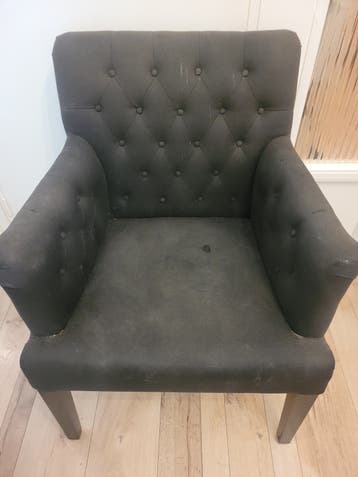 4 gecapitonneerde zwarte stoelen - opknapper