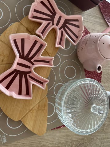 Roze theepot met strikjes schaaltjes