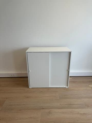 Kast met schuifdeuren en plankjes
