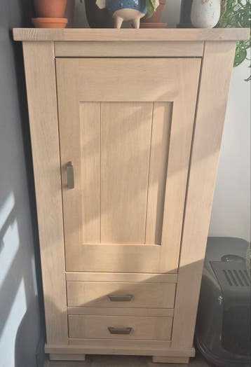 Massief houten kast met lade(s) en deur(en)