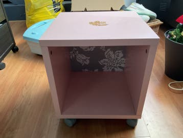 Roze opbergkubus op wieltjes