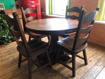 Eikenhouten eettafel met stoelen