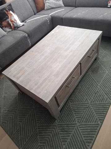 Stevige houten salontafel met 4 lades, licht gelakt