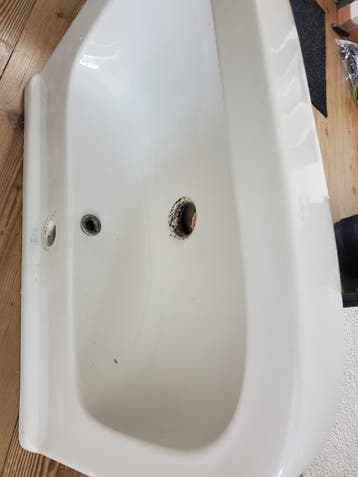 Witte keramiscge badkamerwasbak