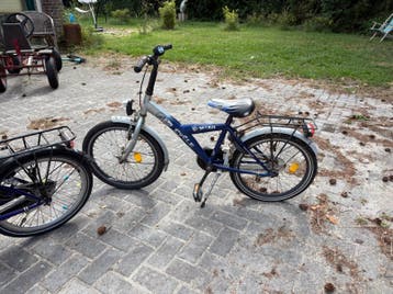 Gratis af te halen 2 versleten fietsen oud ijzer onderdelen