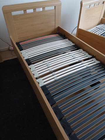 Gratis 2 senioren ledikanten met elektrische bodem.