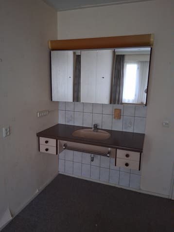 Badkamermeubel met wastafel en spiegelkast