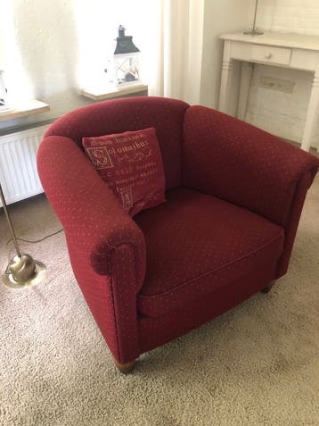 Comfortabele rode fauteuil met kussen