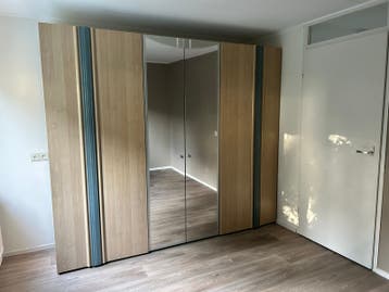 Houten kledingkast met schuif- en openslaande deuren