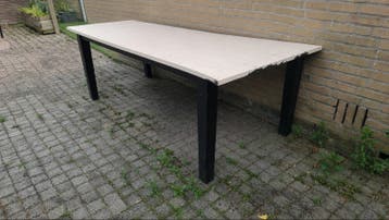 Grote tafel gratis af te halen - opknapbeurt nodig