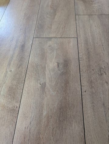 30 m2 lichtbruin white wash laminaat met nieuwe plinten