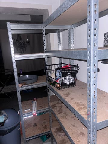Witte kast met twee deuren