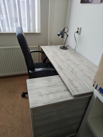 Hoekbureau met kastje en lade, incl. bureaulamp
